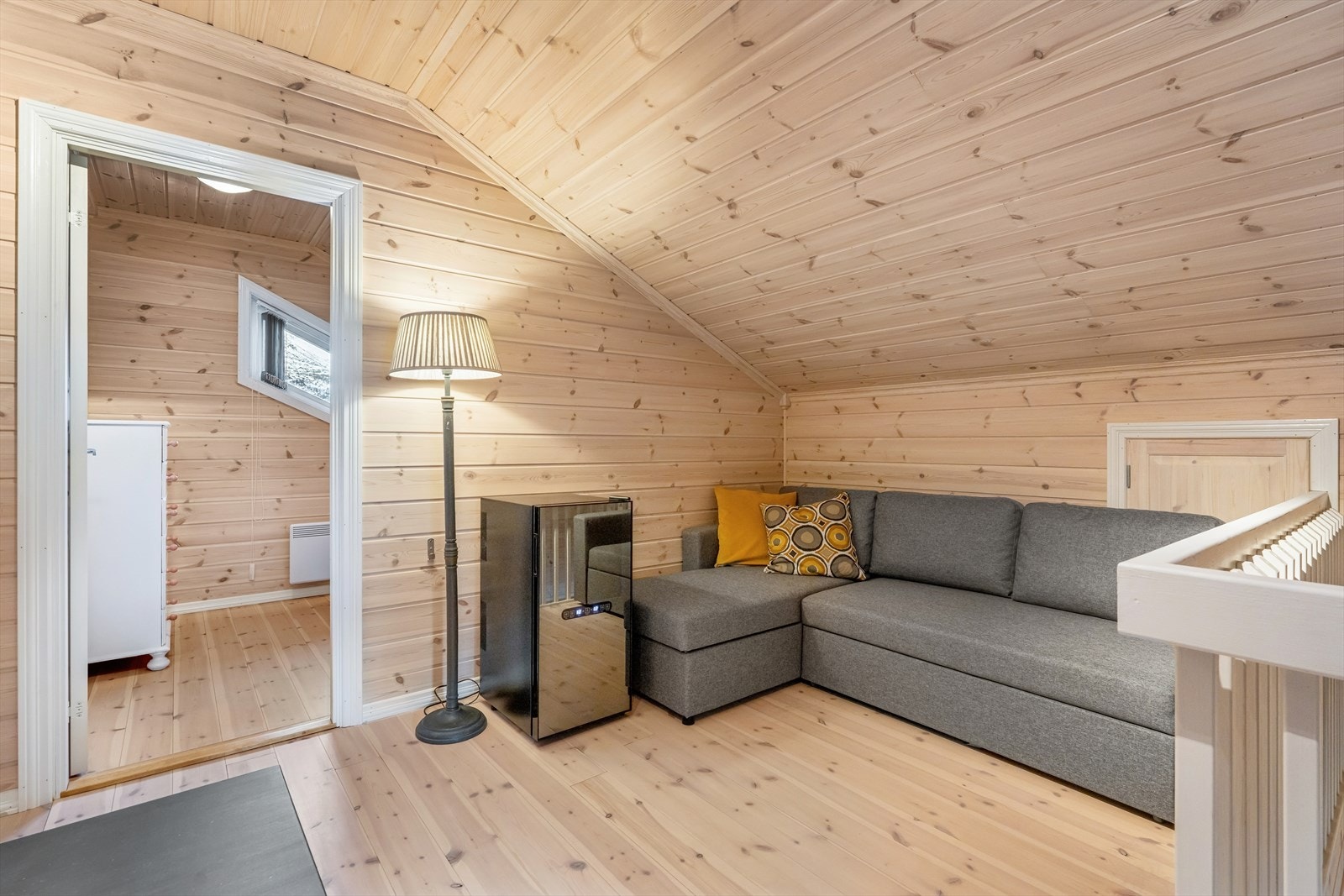 Det er furupanel på vegger og i himling, samt furugulv. Galleribilde