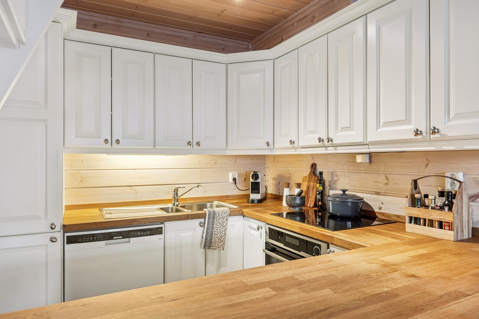 Alle hvitevarer er integrert i innredningen. Rommet har en kjøkkenventilator med avtrekk ut. Galleribilde