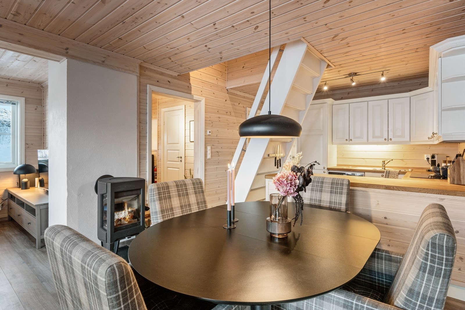 Fra stuen/kjøkkenet går det hemstrapp opp til loftet. Galleribilde