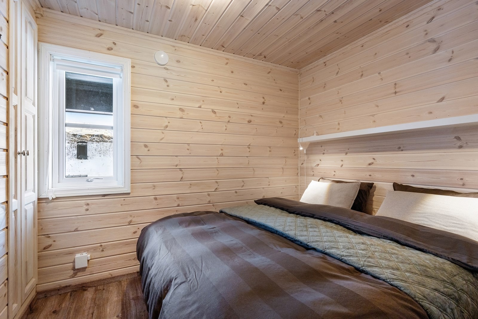 Hovedsoverommet har god plass til dobbeltseng og tilhørende møblement. Galleribilde