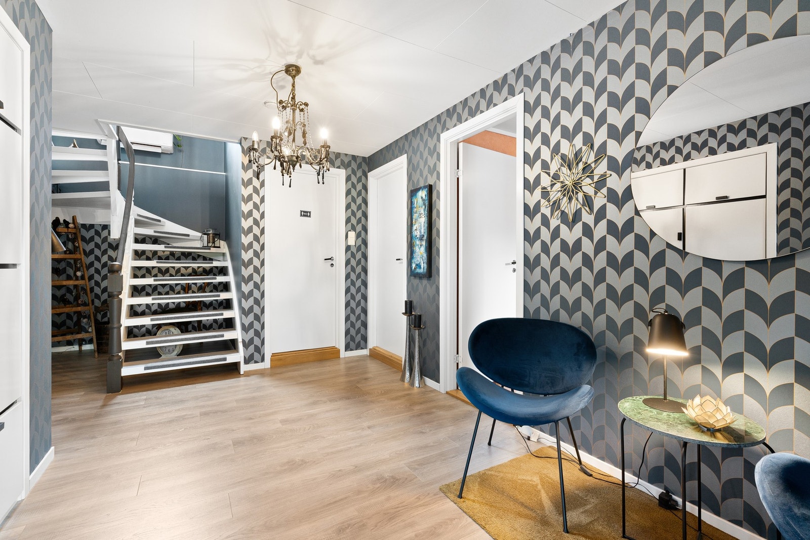 Leken og gjennomført gang med tydelig identitet og sjarmerende material og fargevalg. Galleribilde