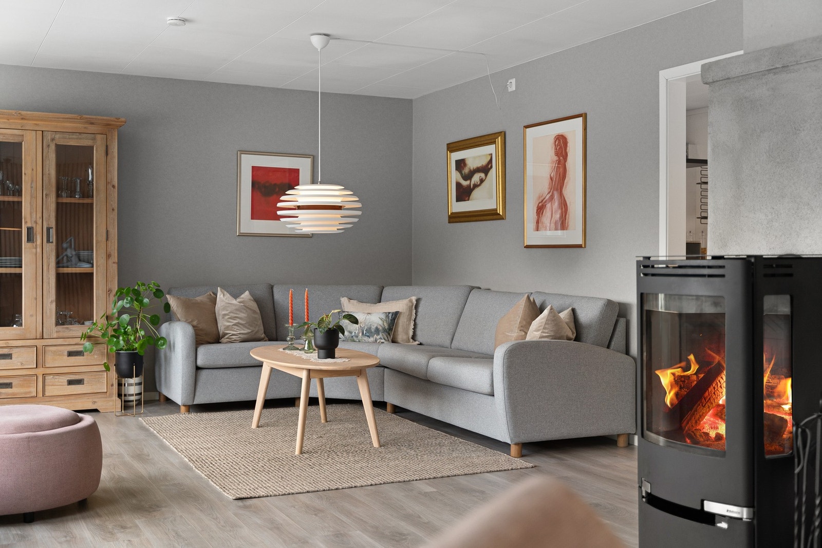 Hyggelig stue med moderne peisovn som skaper varme og en rolig atmosfære i rommet. Galleribilde