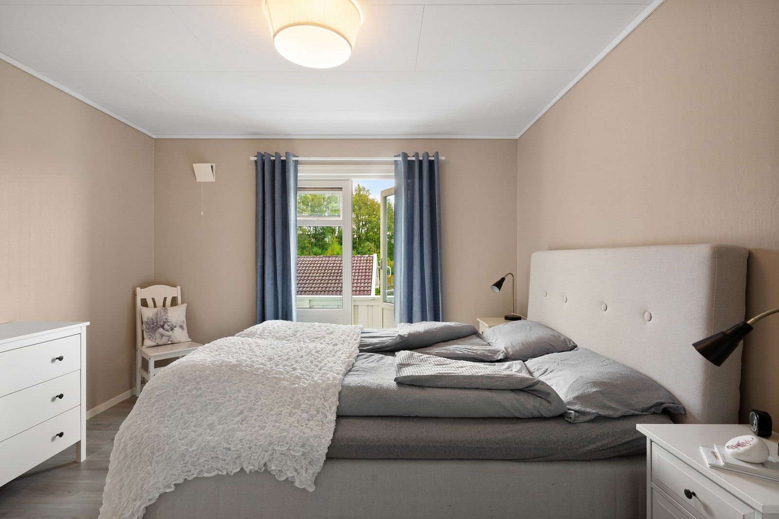 Soverom med utgang til balkong som gir både luft og et hyggelig uteområde rett utenfor. Galleribilde