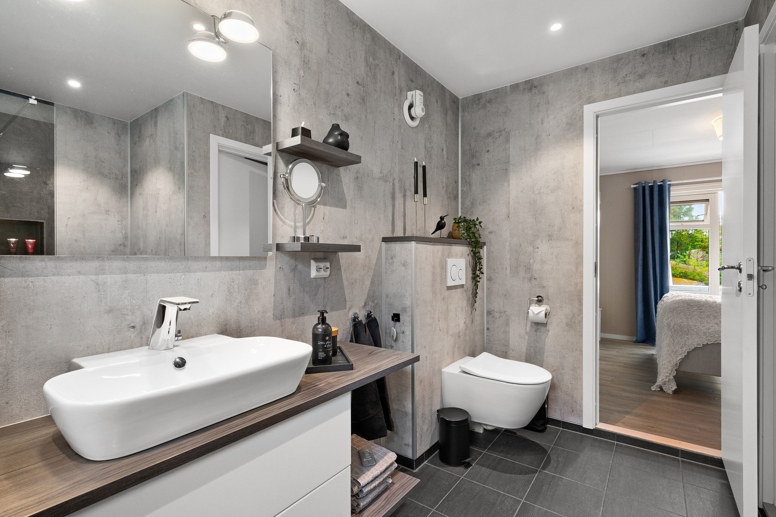 Badet er smakfullt innredet med moderne detaljer og en praktisk planløsning. Galleribilde