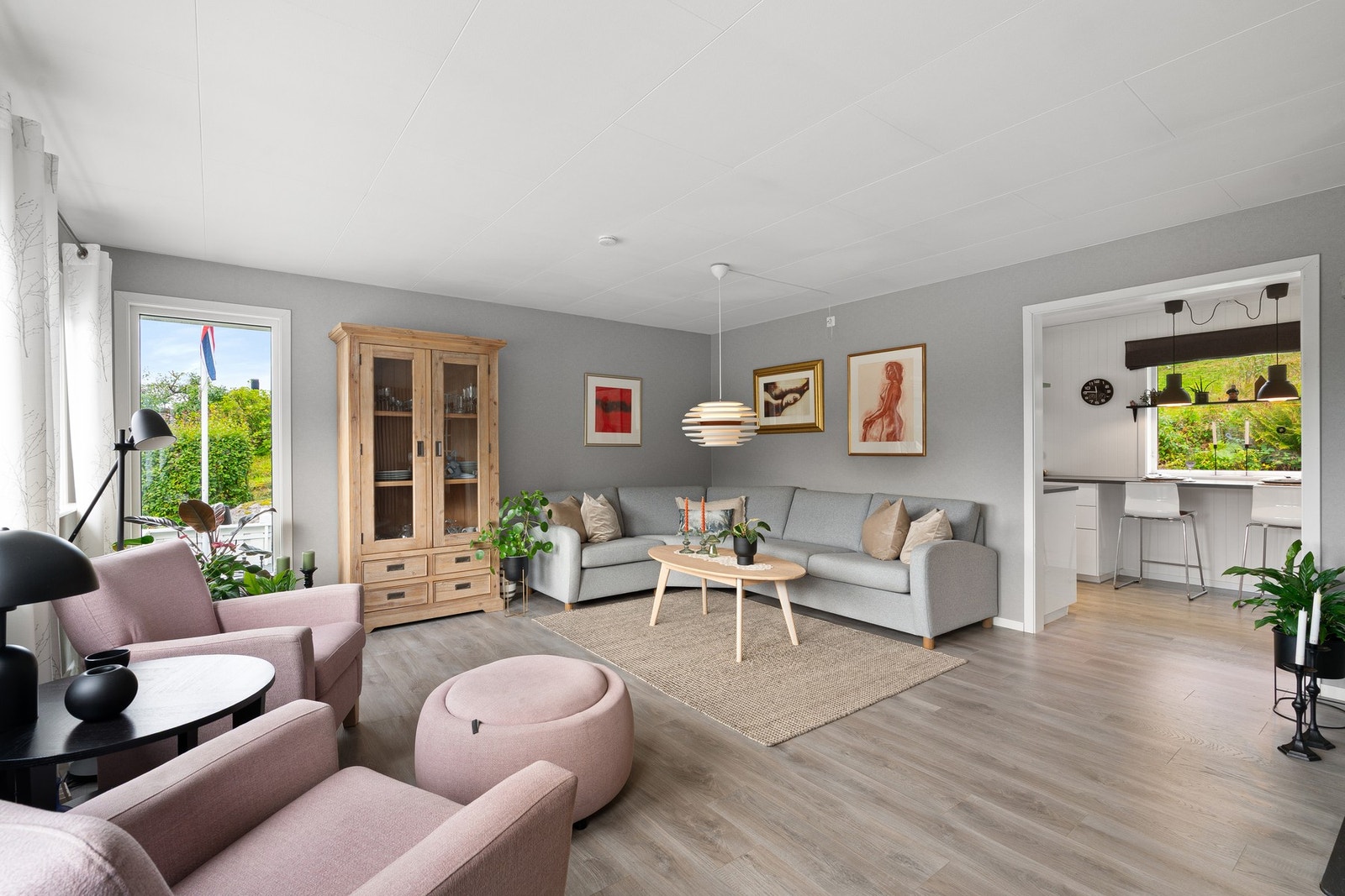 Åpen løsning mot kjøkkenet som gir en luftig romfølelse og en sosial planløsning. Galleribilde