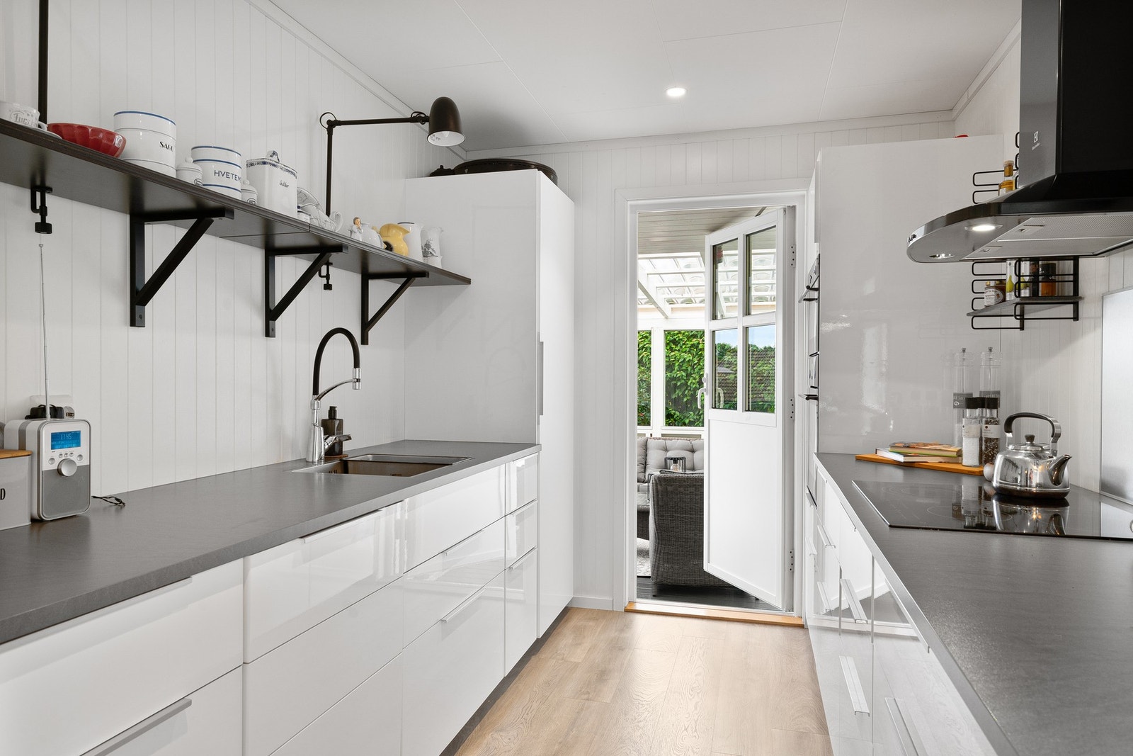 Kjøkkenet preges av rene linjer og rikelig med benkeplass som gjør matlagingen både enkel og oversiktlig. Galleribilde