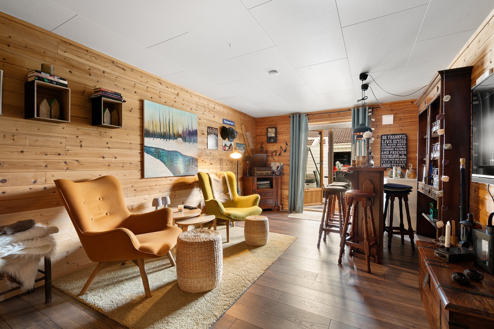 Trivelig underetasjerom med barløsning og sittegruppe som skaper en sosial atmosfære. Galleribilde