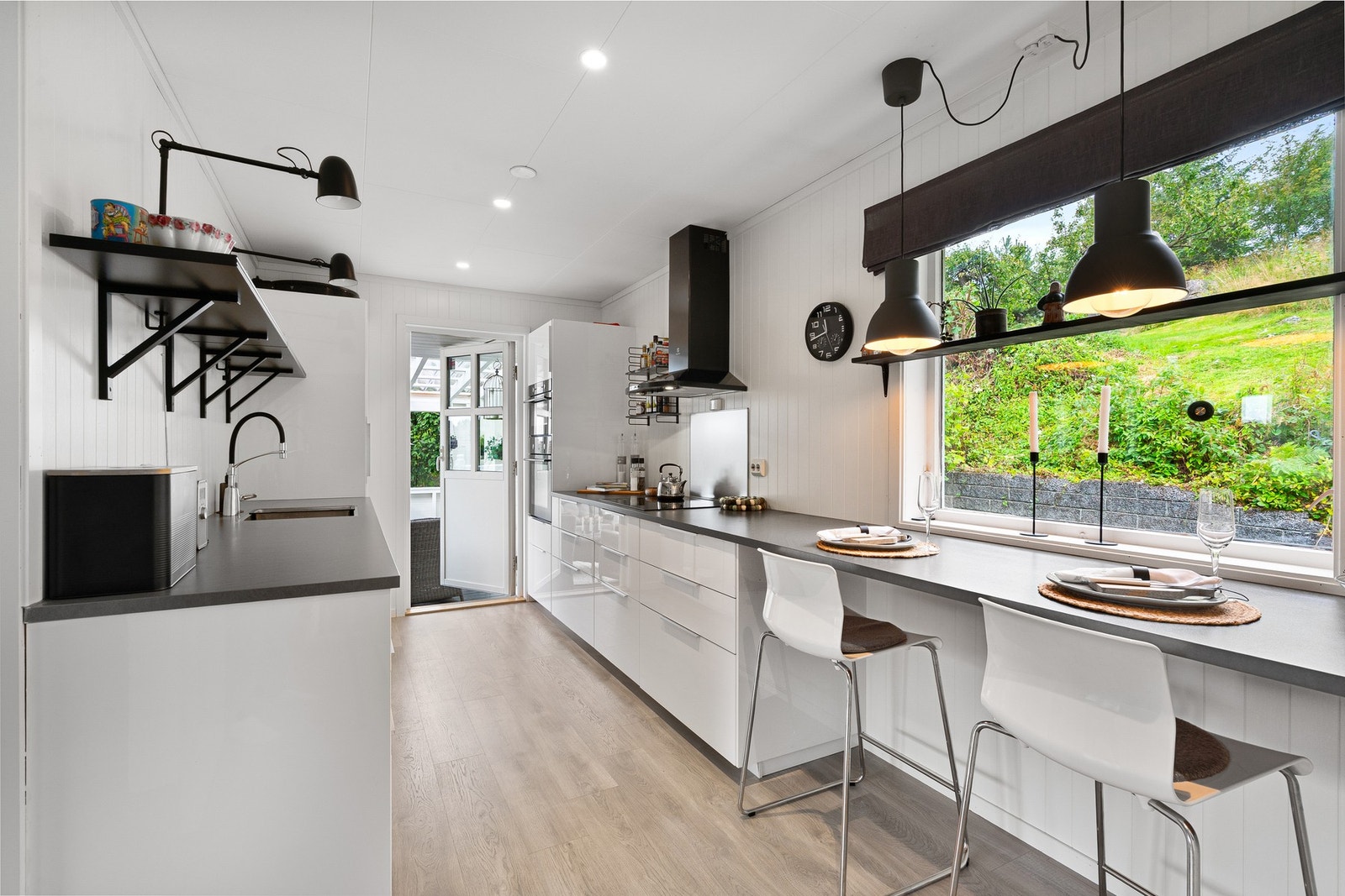 Lekkert kjøkken med smarte løsninger og direkte utgang til den overbygde terrassen. Galleribilde