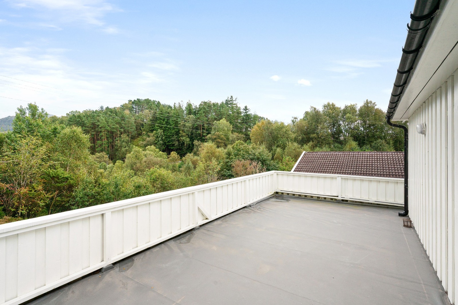 Romslig takterrasse med privat beliggenhet og utsyn mot grønne omgivelser. Galleribilde
