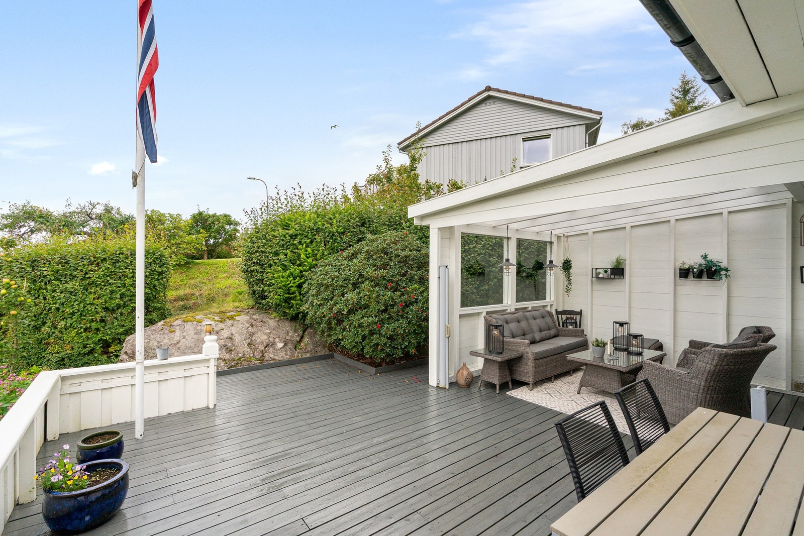 Stor terrasse med både overbygd og åpen del som gir gode sol og skjermingsmuligheter. Galleribilde