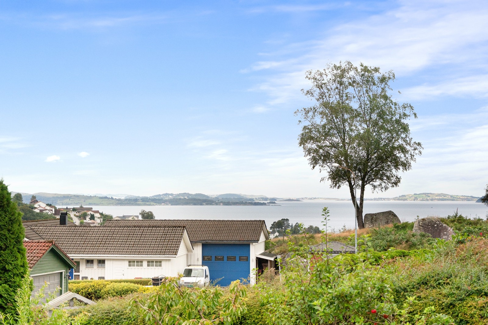Fra eiendommen har man flott utsyn mot sjøen og landskapet på andre siden av fjorden. Galleribilde
