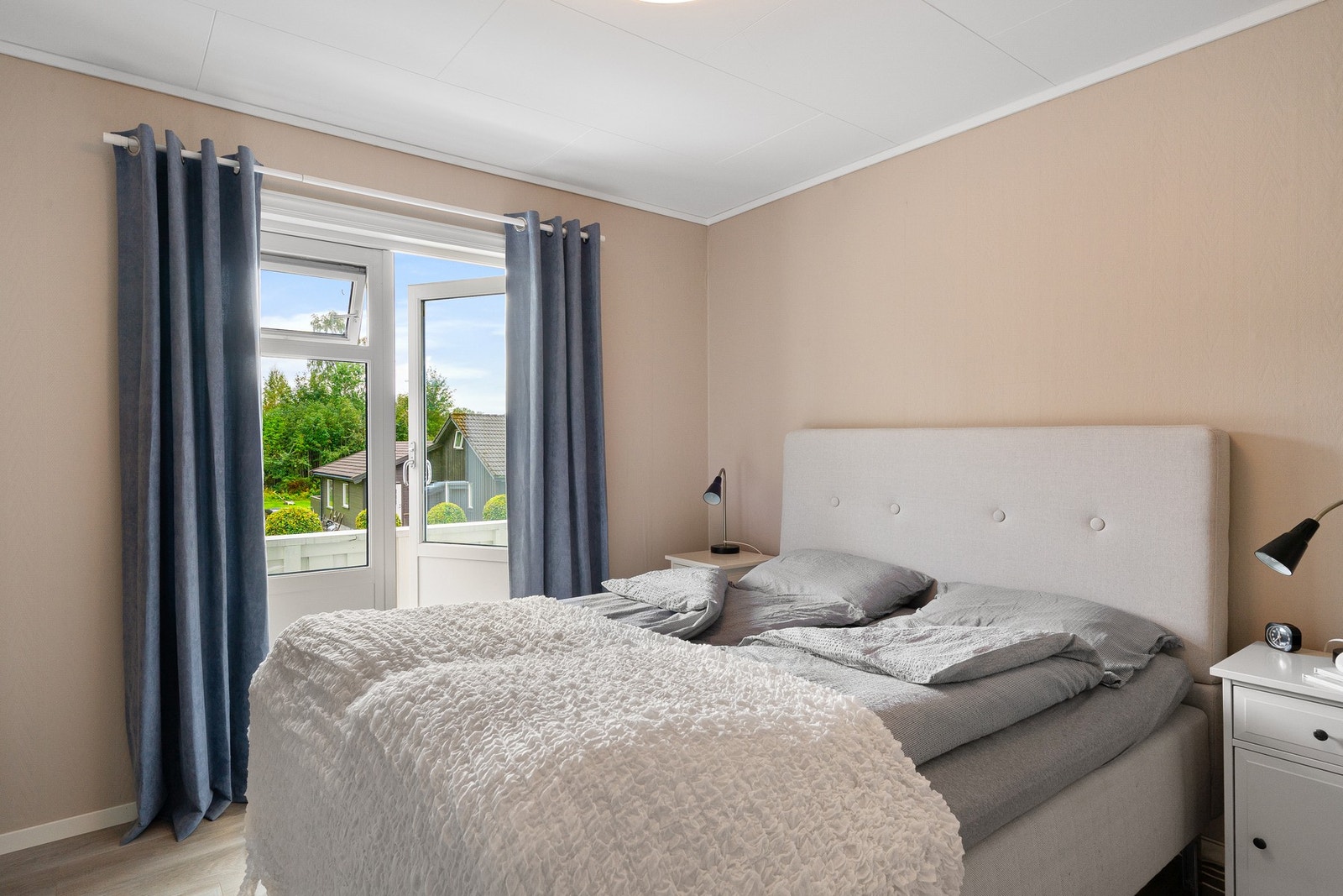 Lyst og rolig soverom med direkte utgang til balkong og fin utsikt mot nærområdet. Galleribilde