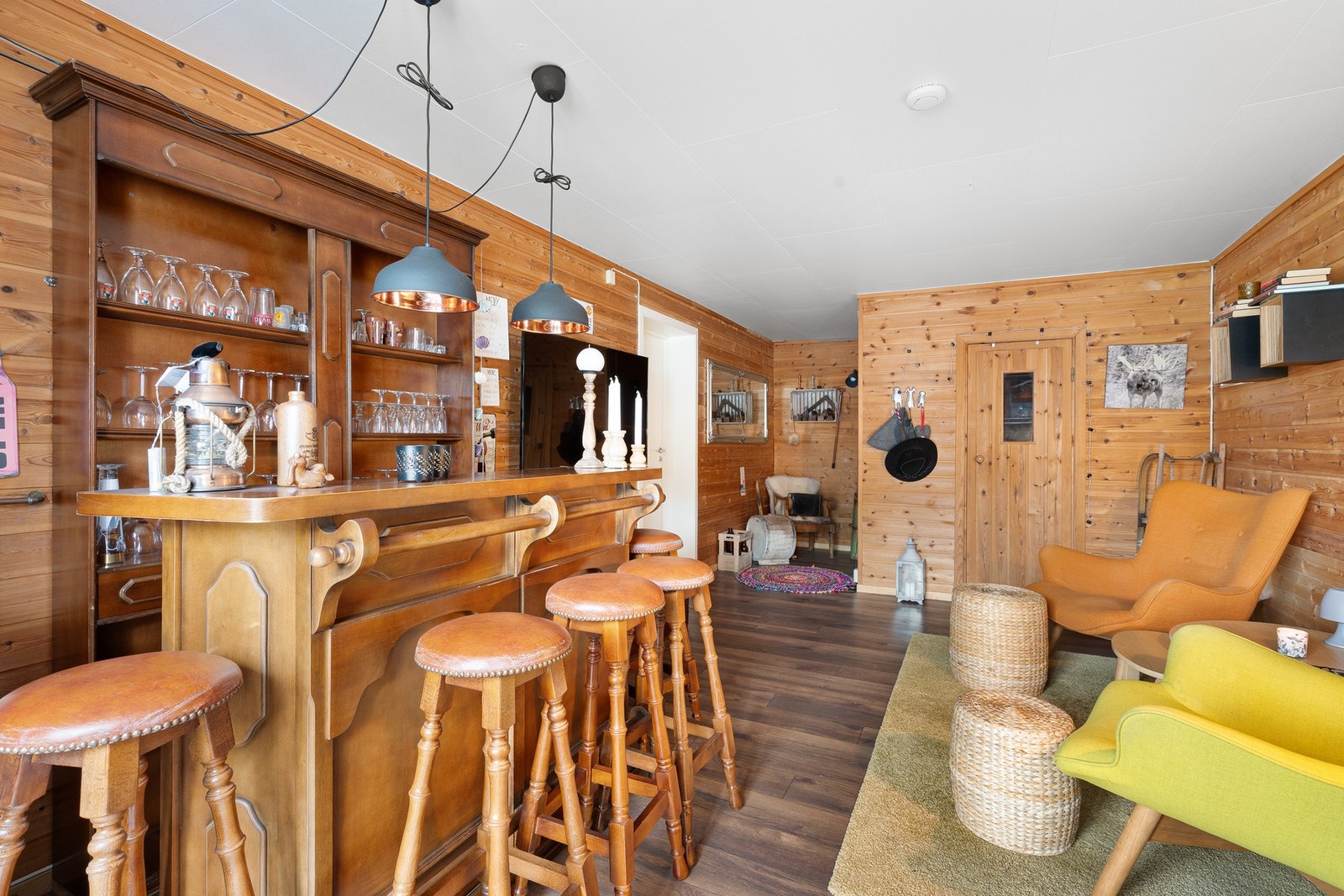 Rommet byr på en praktisk barstue som gjør underetasjen til et ekstra avslappende sted å være. Galleribilde