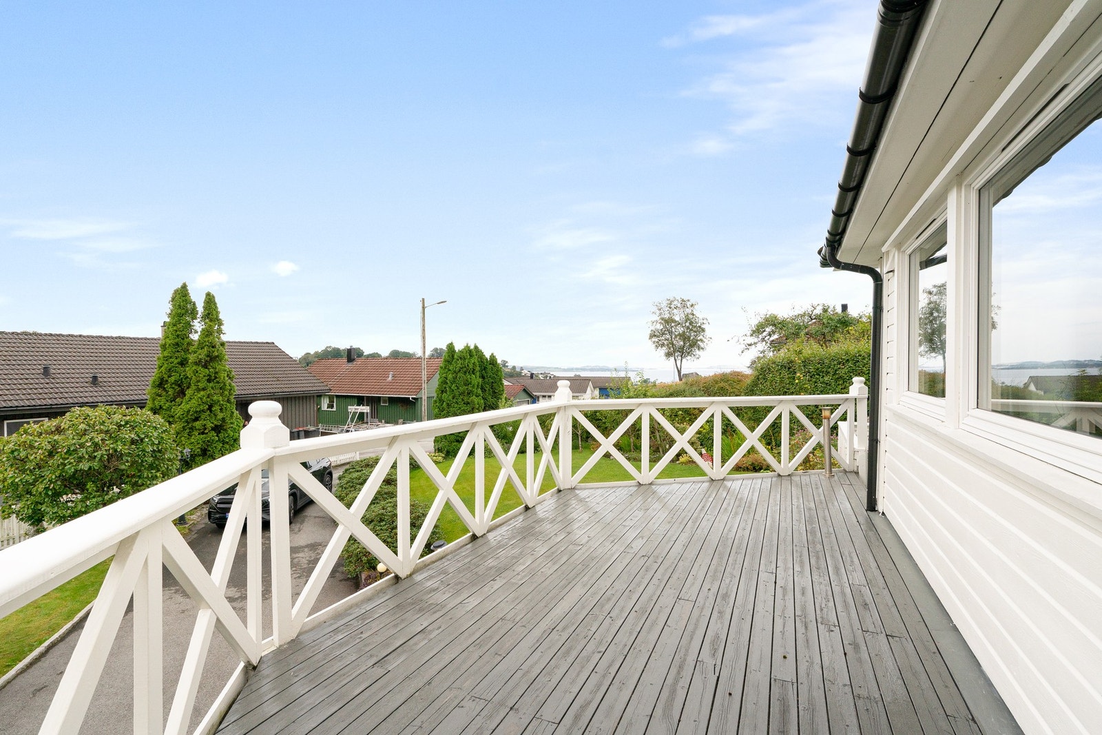 Balkong med god plass og fin utsikt over nærområdet og landskapet i det fjerne. Galleribilde