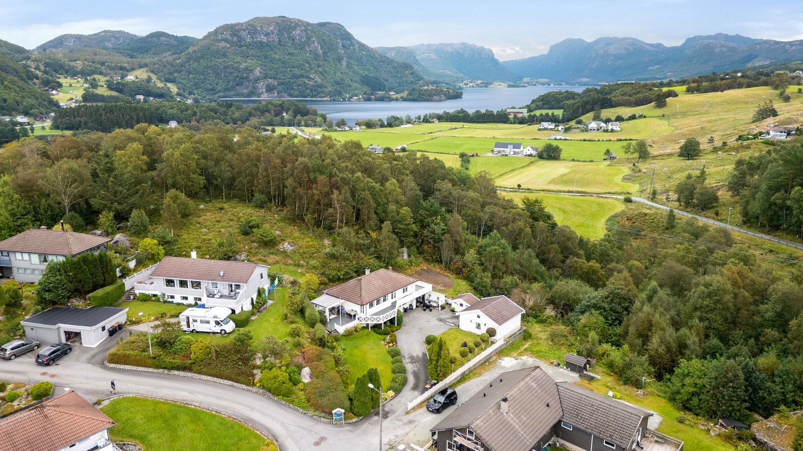 Eiendommen ligger flott til med nydelig utsikt over fjorden, grønne jorder og omkringliggende fjell. Galleribilde