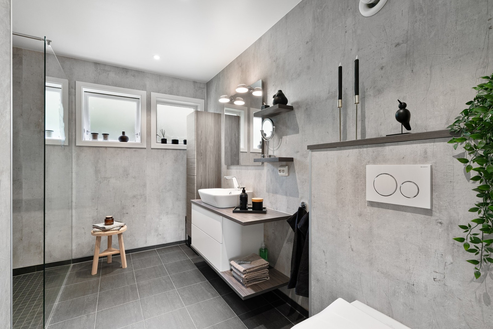 Baderommet fremstår moderne og stilrent med god plass og en gjennomført materialbruk. Galleribilde