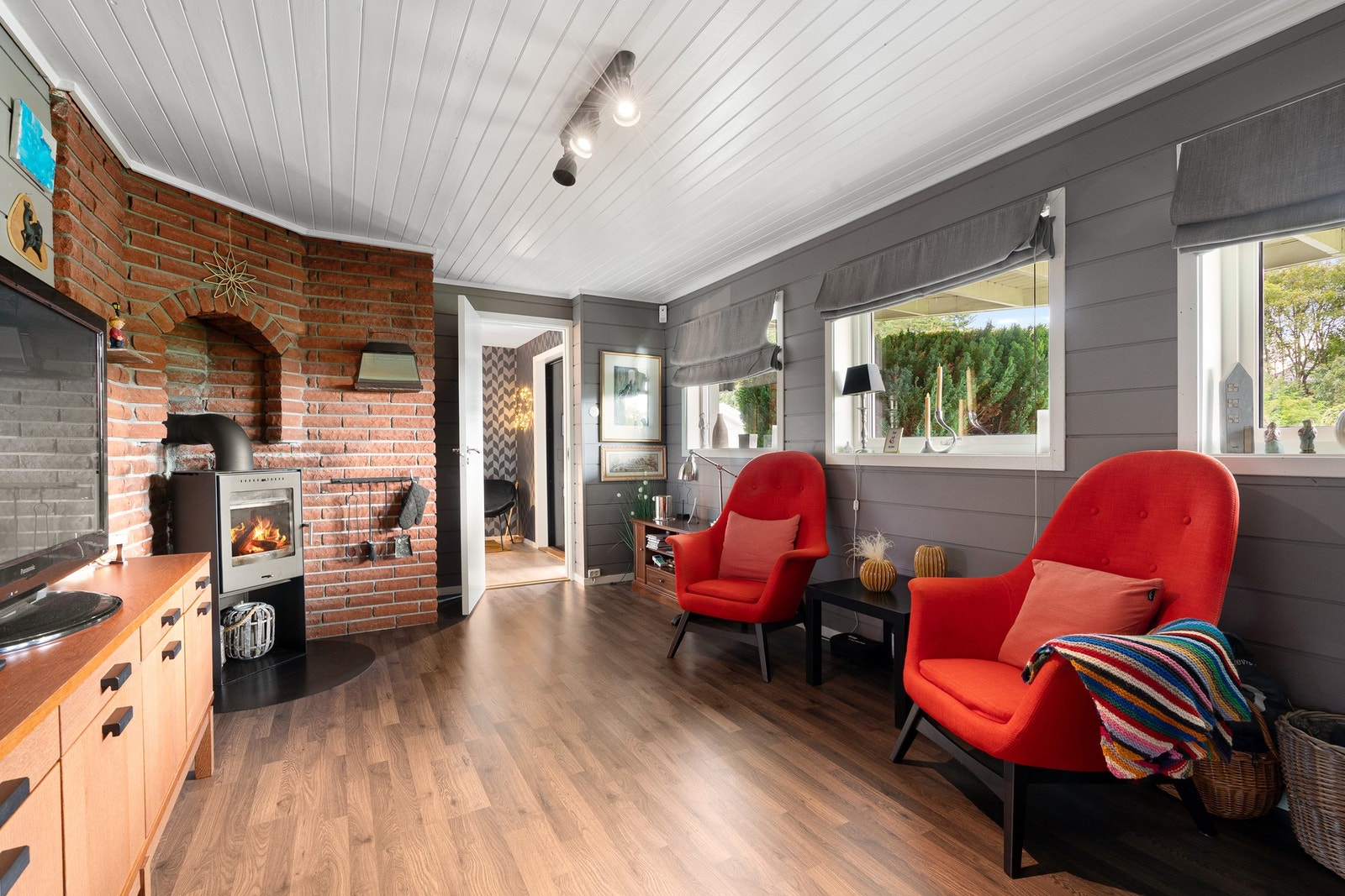 Innbydende stue hvor den flotte peisen setter et varmt preg på rommet og gir en naturlig samlingsplass. Galleribilde