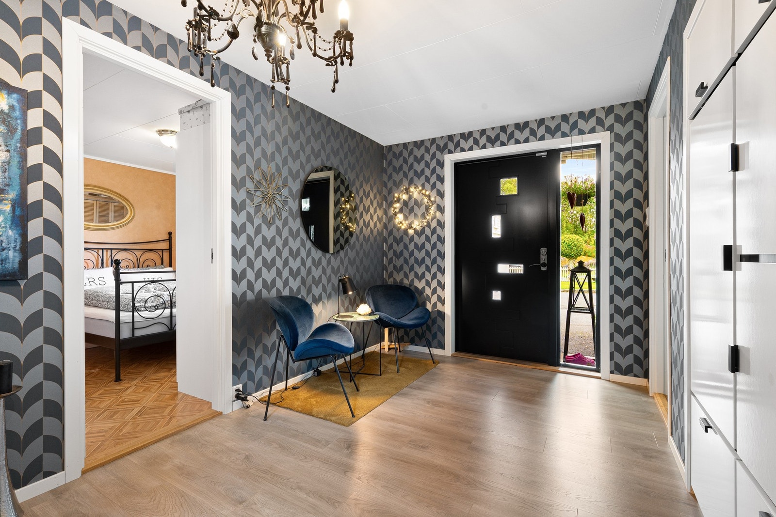 Usjenert inngangsparti praktisk plassert i tilknytning til soverom. Galleribilde