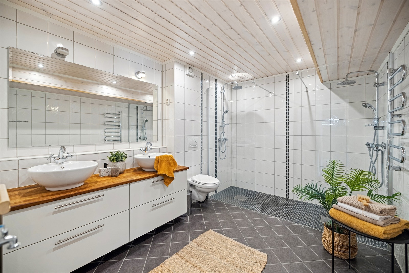 Meget påkostet bad i sokkeletasjen med stor dobbeldusj, vegghengt WC og innredning med to vasker Galleribilde