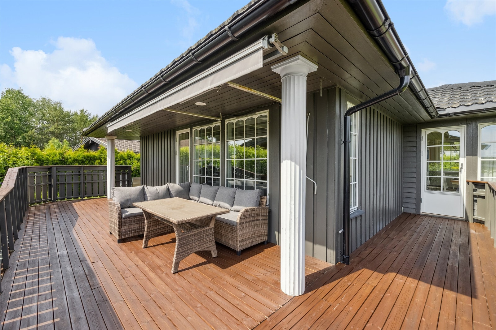 Overbygget terrasse med terrassemarkise Galleribilde