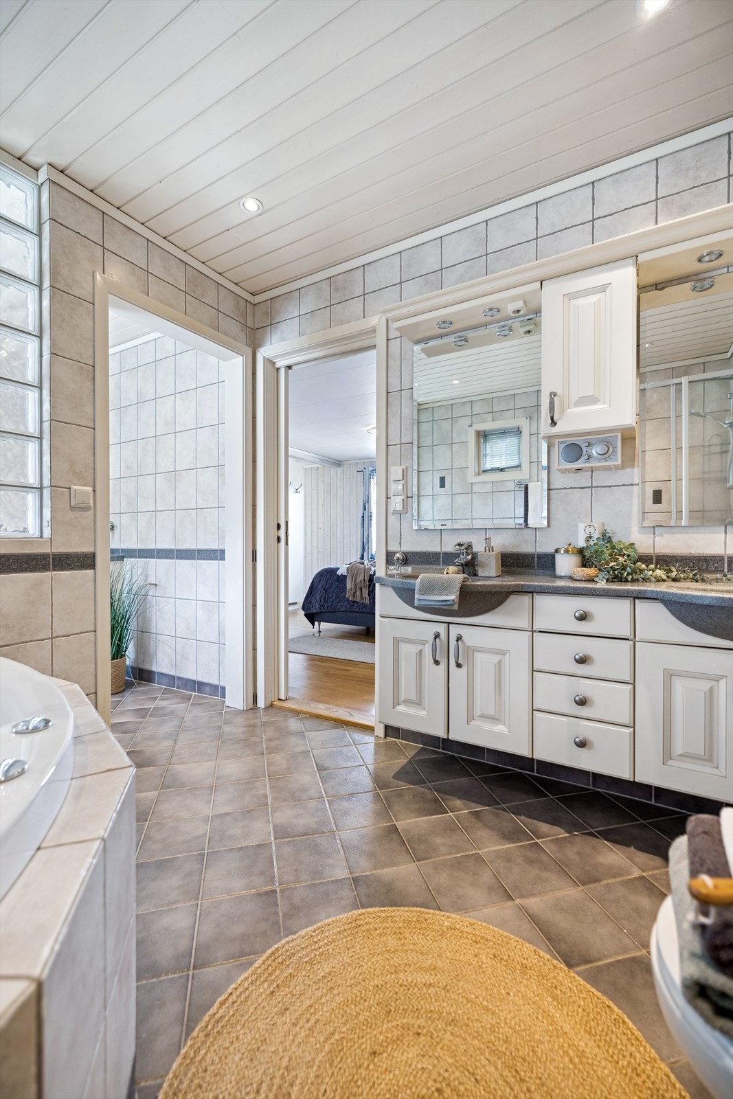 Badet i 1. etasje har direkte adkomst fra hovedsoverommet Galleribilde