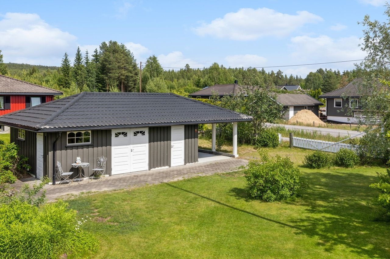 Stort uthus. Her er det en grind i gjerde om man f eks må frakte ting på tilhenger. Merk: adkomst via sykkel- og gangsti Galleribilde