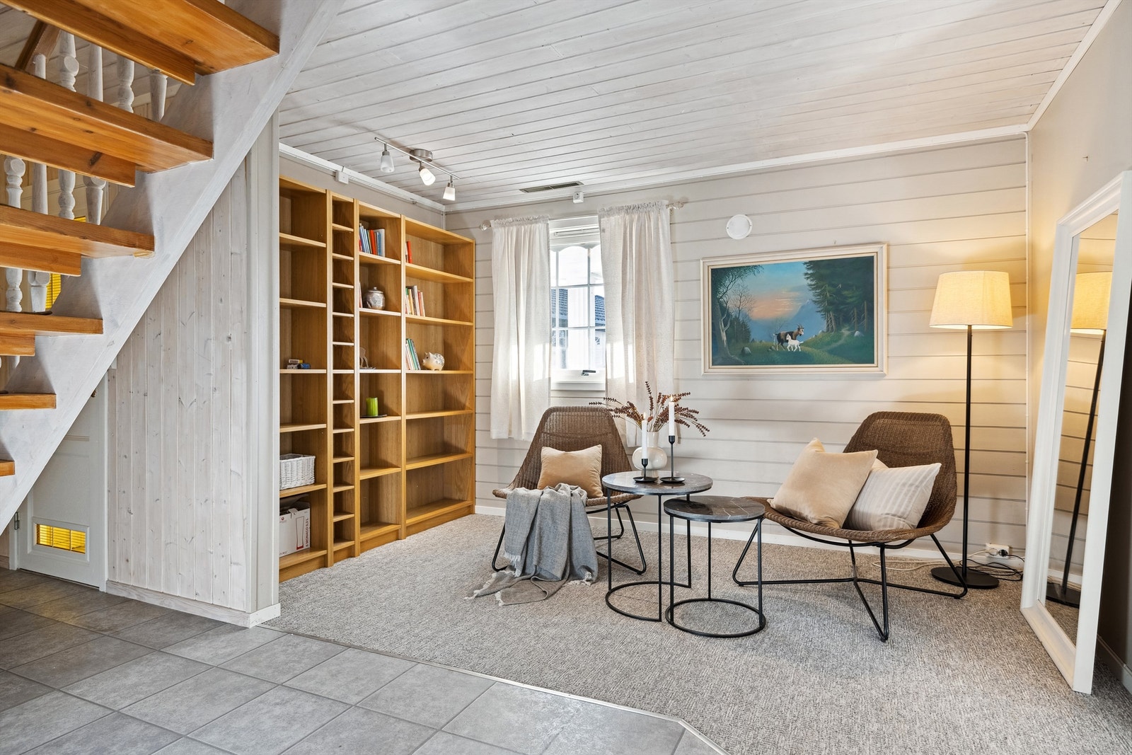 En praktisk stuedel i sokkeletasjen med peis Galleribilde