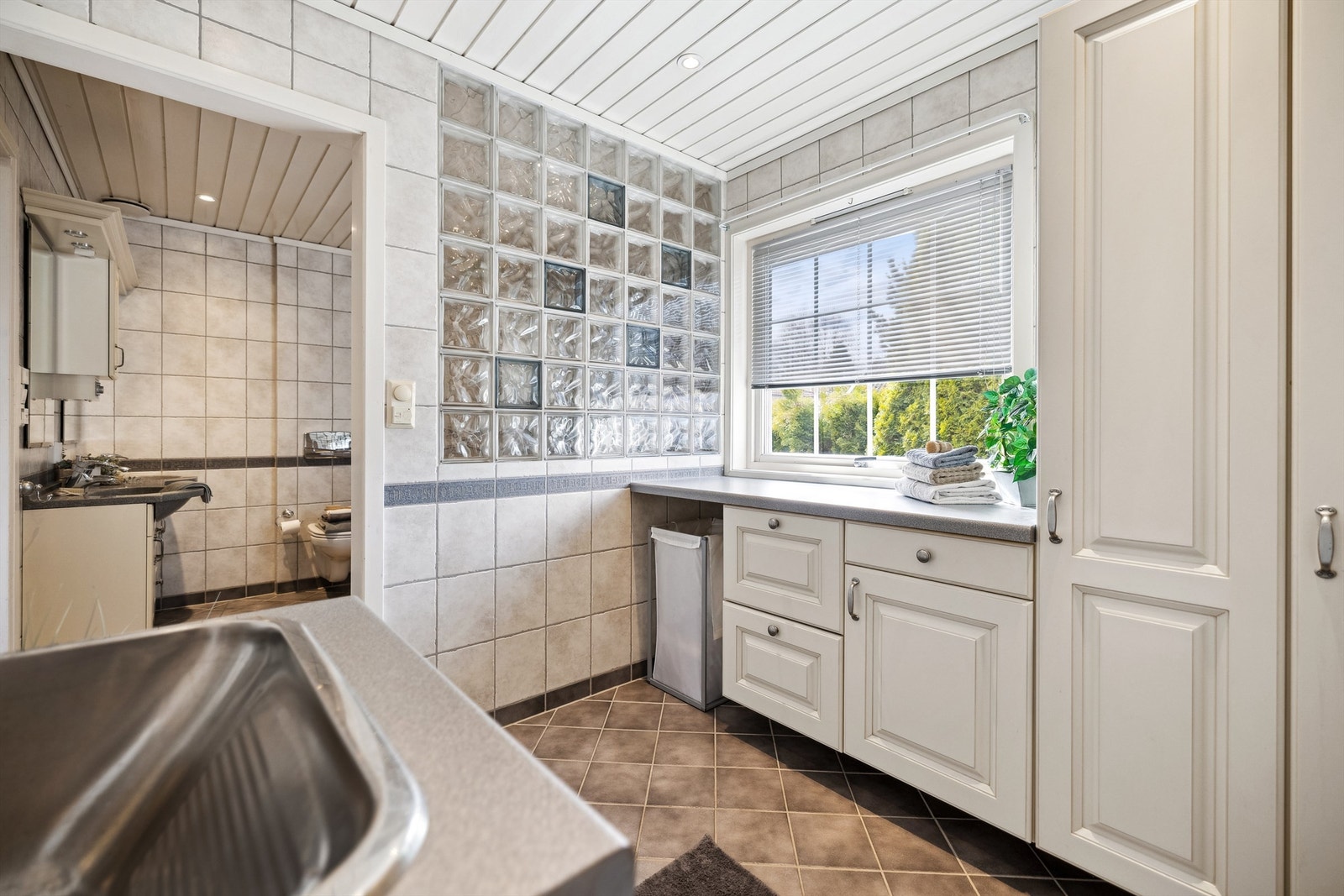 Vaskerommet er en egen del av badet i 1. etasje Galleribilde