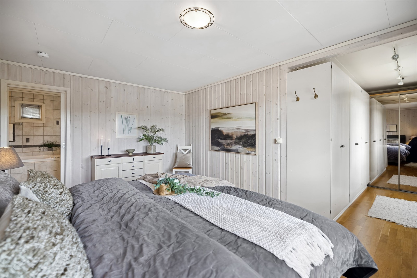 Hovedsoverom med egen garderobedel og inngang til badet Galleribilde