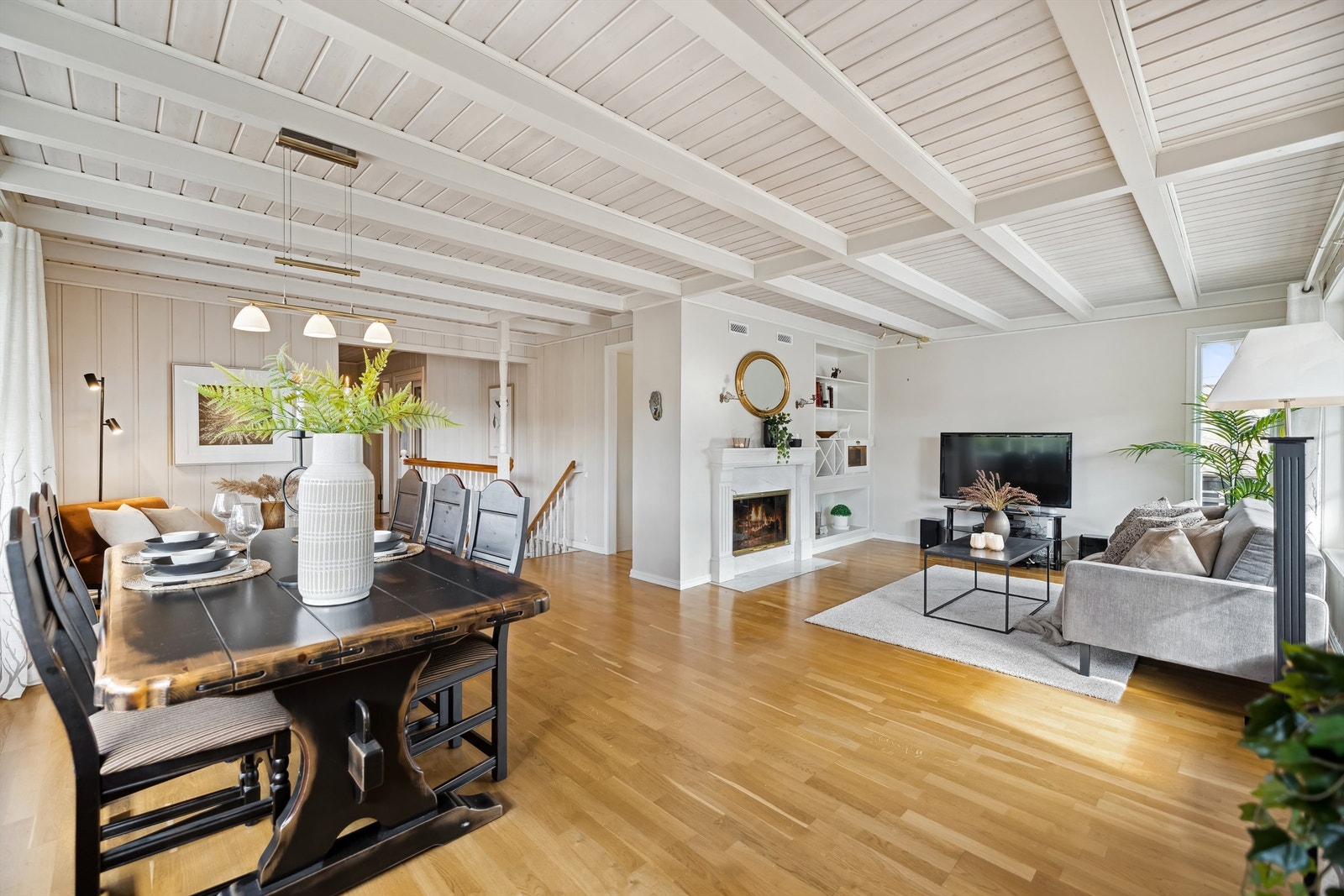 Nydelig stue i vinkel med en flott peis og utgang til terrassen Galleribilde