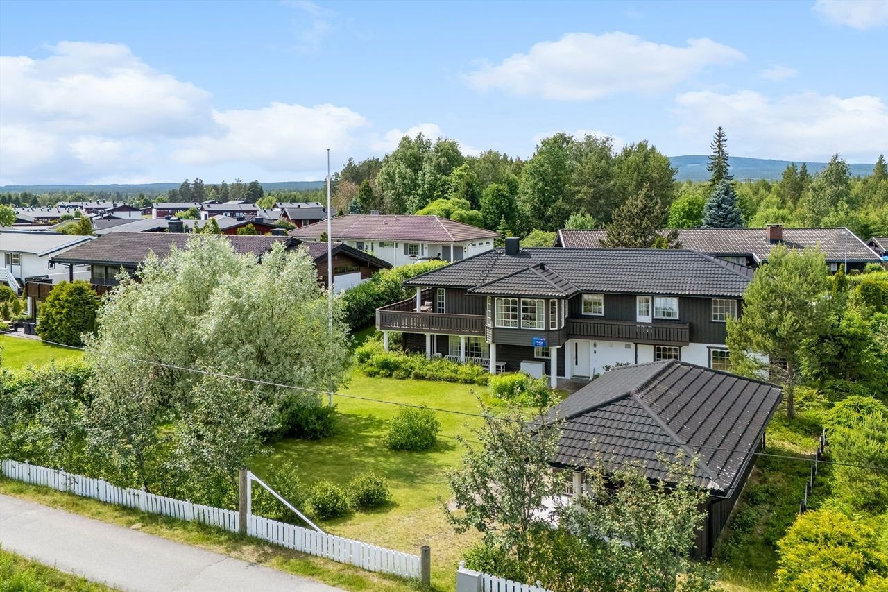 Eiendommen ligger på et lite høydedrag med fint utsyn til bebyggelsen i nærheten Galleribilde