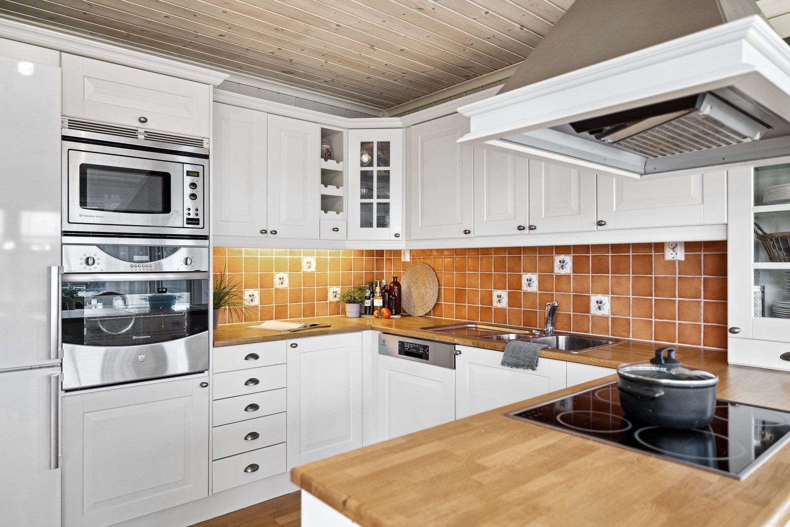 Kjøkkenet har integrerte hvitevarer og en praktisk halvøy mot spiseplassen Galleribilde