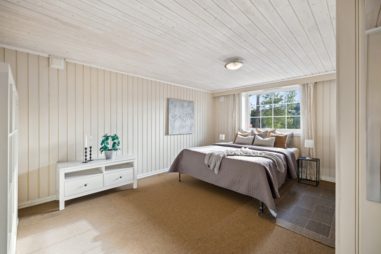 I sokkeletasjen er det to store soverom. Et i hver ende av huset Galleribilde