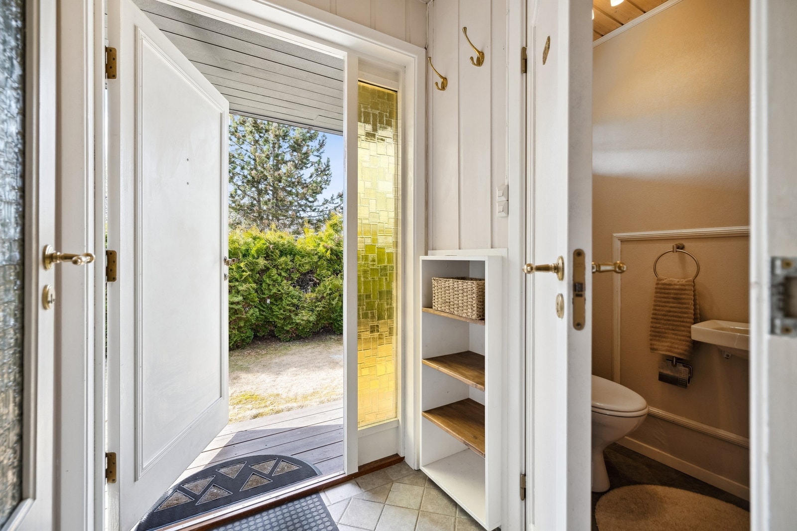 Velkommen inn! I tilknytning til entréen ligger også et praktisk gjestetoalett Galleribilde