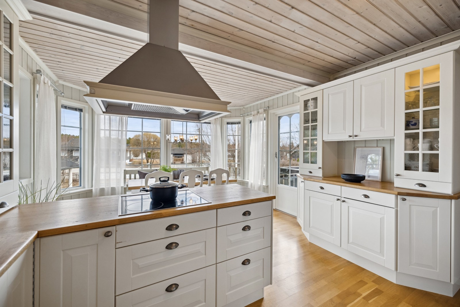 Selve kjøkkendelen er kompakt, men har likevel mye innredning Galleribilde