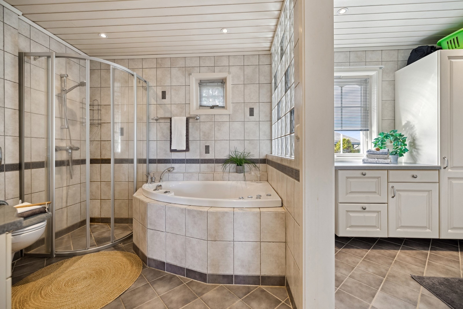 Flislagt bad og vaskerom i 1. etasje fra 2008 Galleribilde