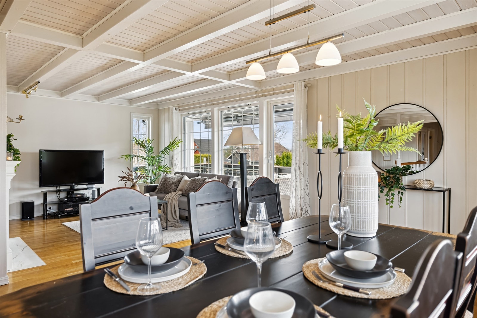 I stua er det god plass til spisestue Galleribilde