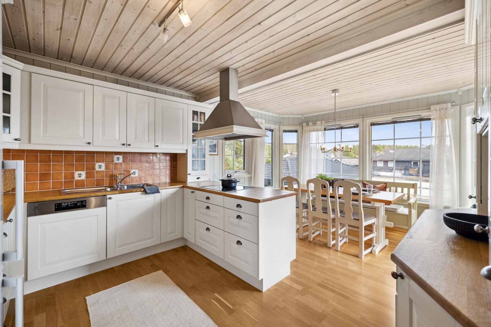 Kjøkken/allrom med kjøkkeninnredning fra Sigdal av type Herregård Galleribilde