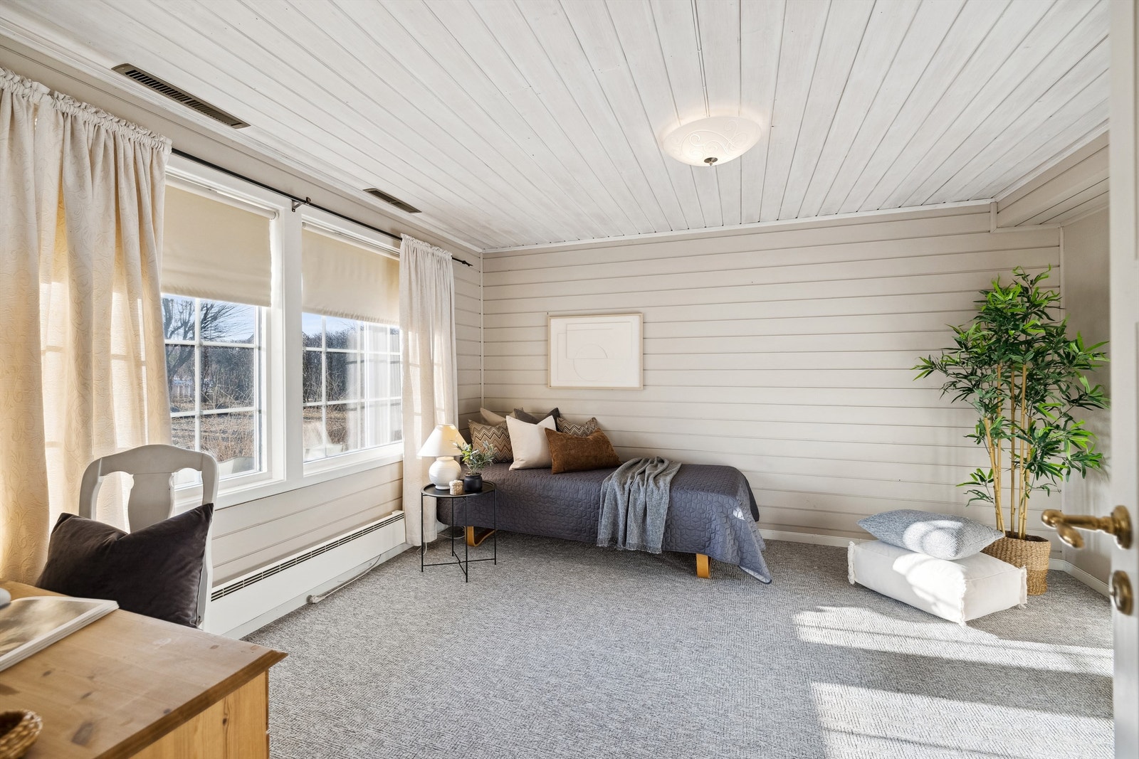 Soverom 2 i sokkeletasjen. Dette rommet kan også fungere som en egen stue Galleribilde