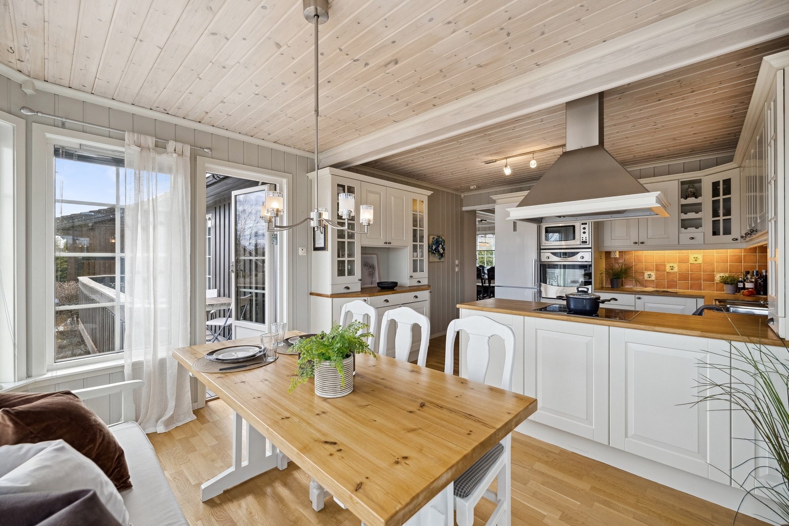 Kjøkkenet er stort og har en herlig spiseplass med utgang til terrassen Galleribilde