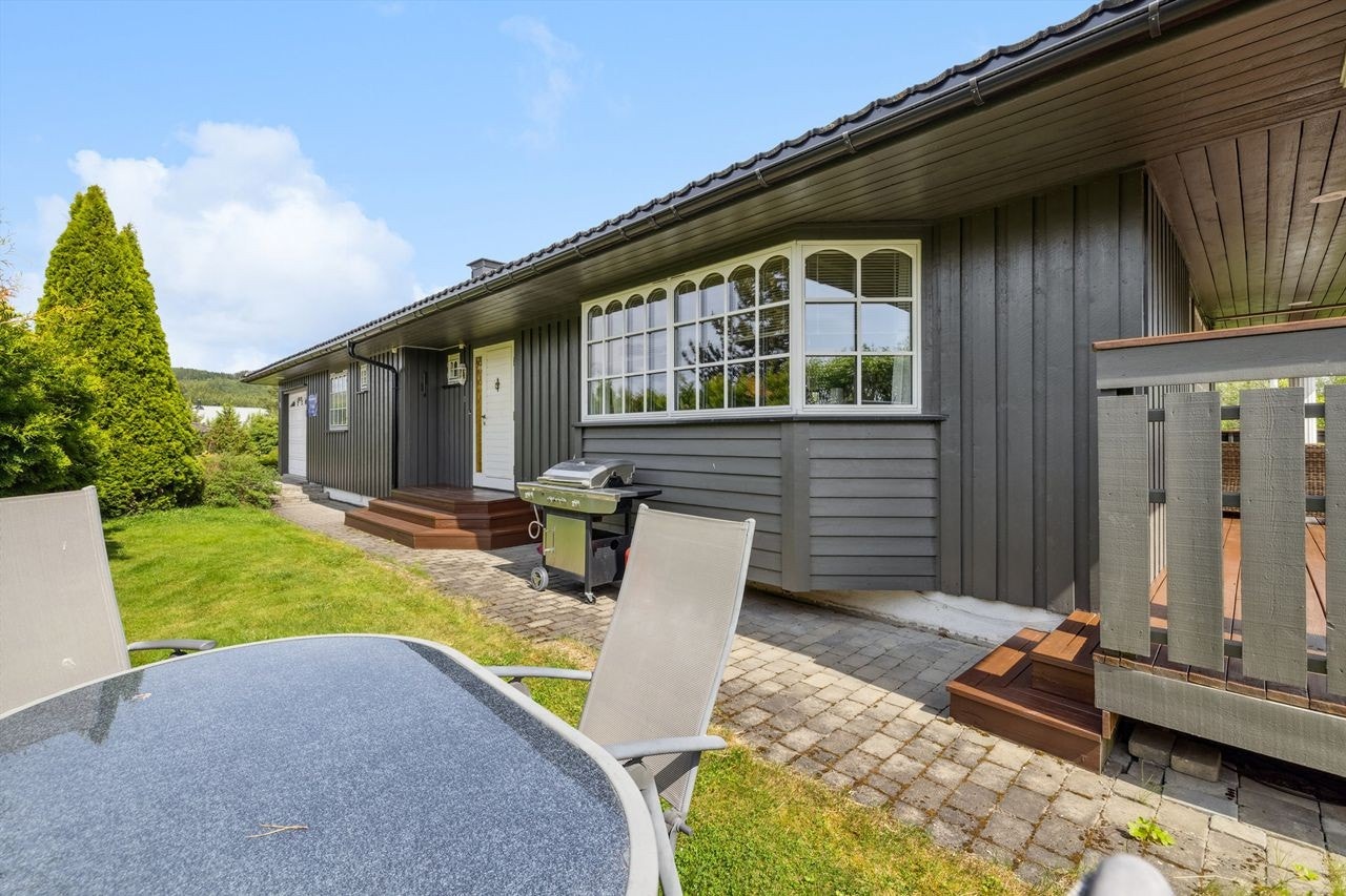 Inngangsparti og enkel adkomst til terrassen. Det er nyere belysning i LED ved garasje, inngangsparti og på terrasse Galleribilde