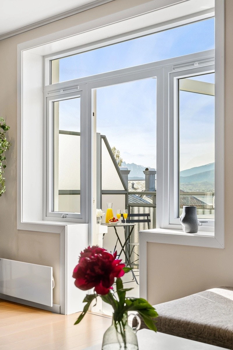 Gode store vinduer som slipper inn mye dagslys Galleribilde