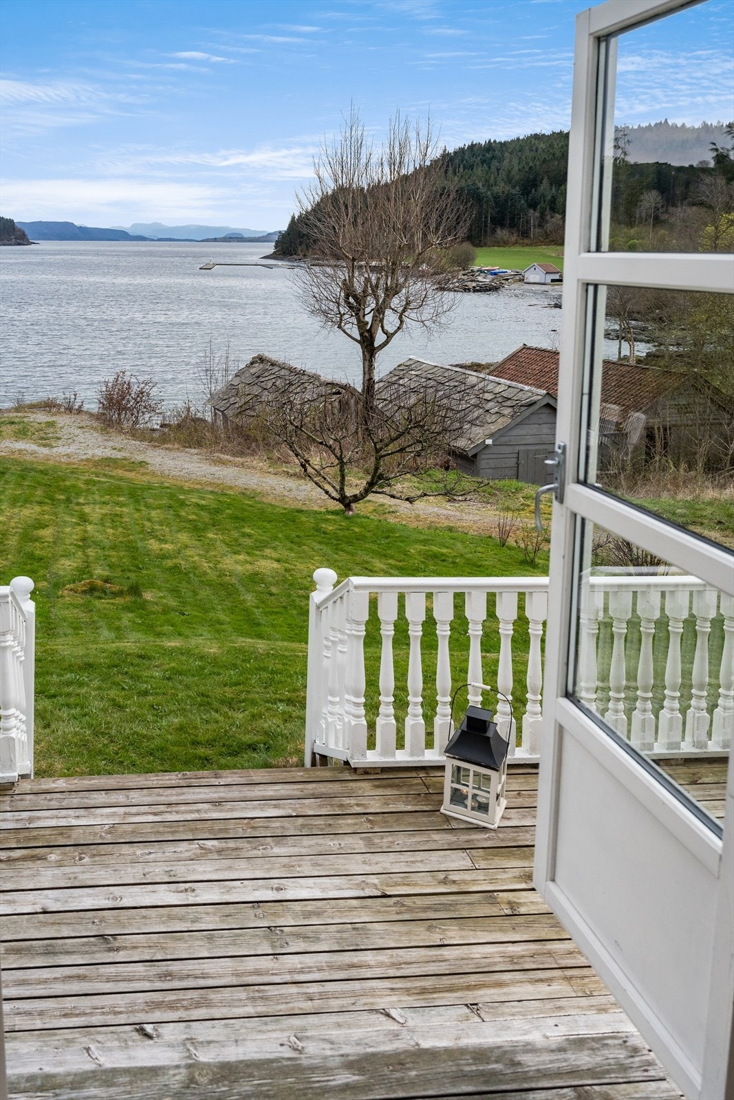 Utgang til solrik terrasse og hage Galleribilde