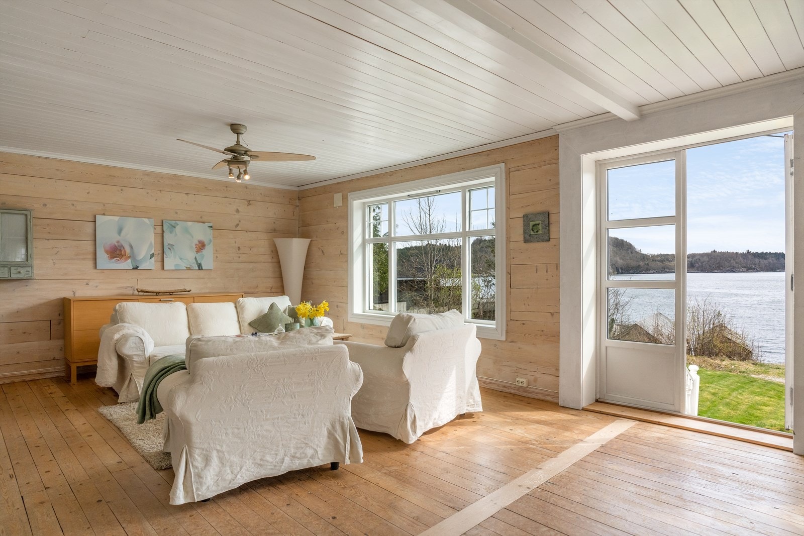 Utgang til meget trivelig og solrik uteplass/hage Galleribilde