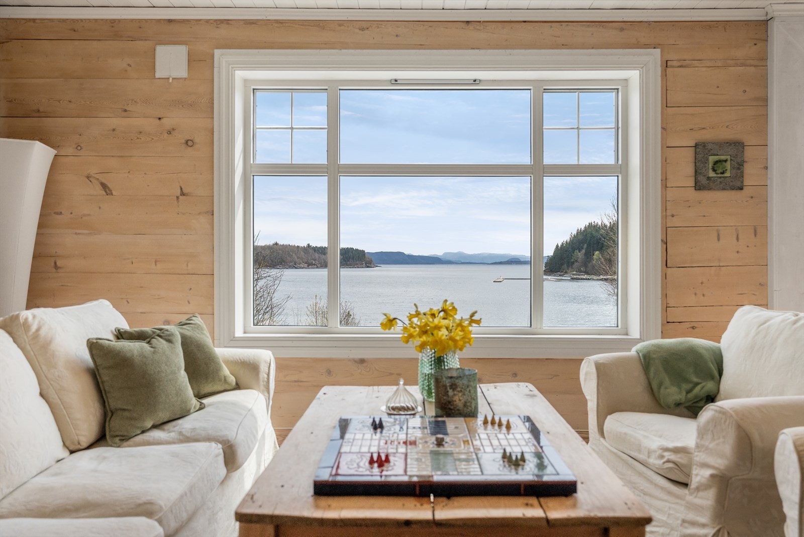 Eiendommen ligger fint og skjermet til, med nydelig utsikt til sjø! Galleribilde