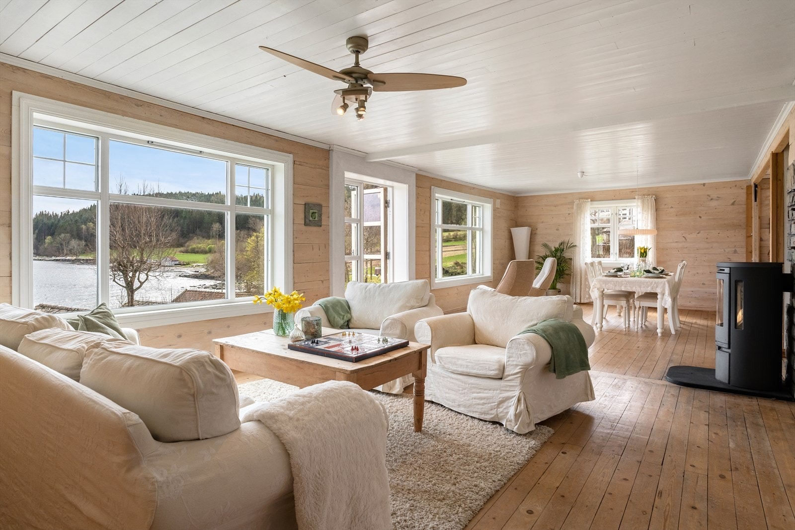 En flott og sjarmerende boligeiendom med tilhørende naust like nedenfor Galleribilde