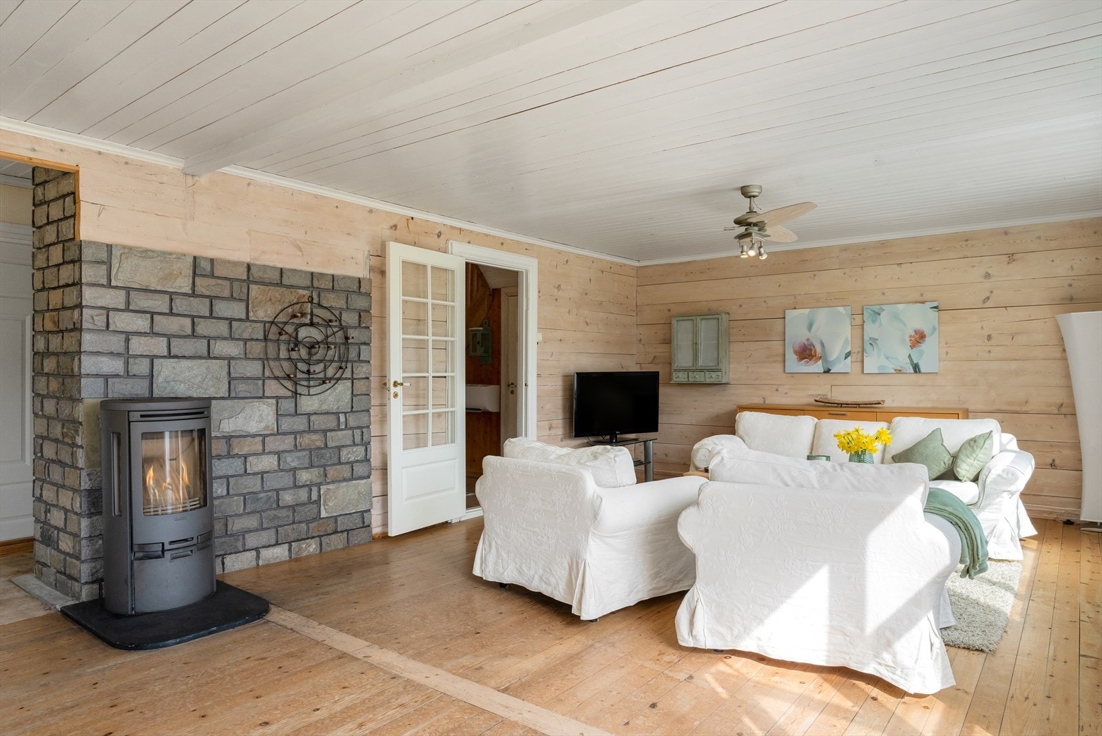 Boligen er utstyrt med vedovn og varmepumpe Galleribilde