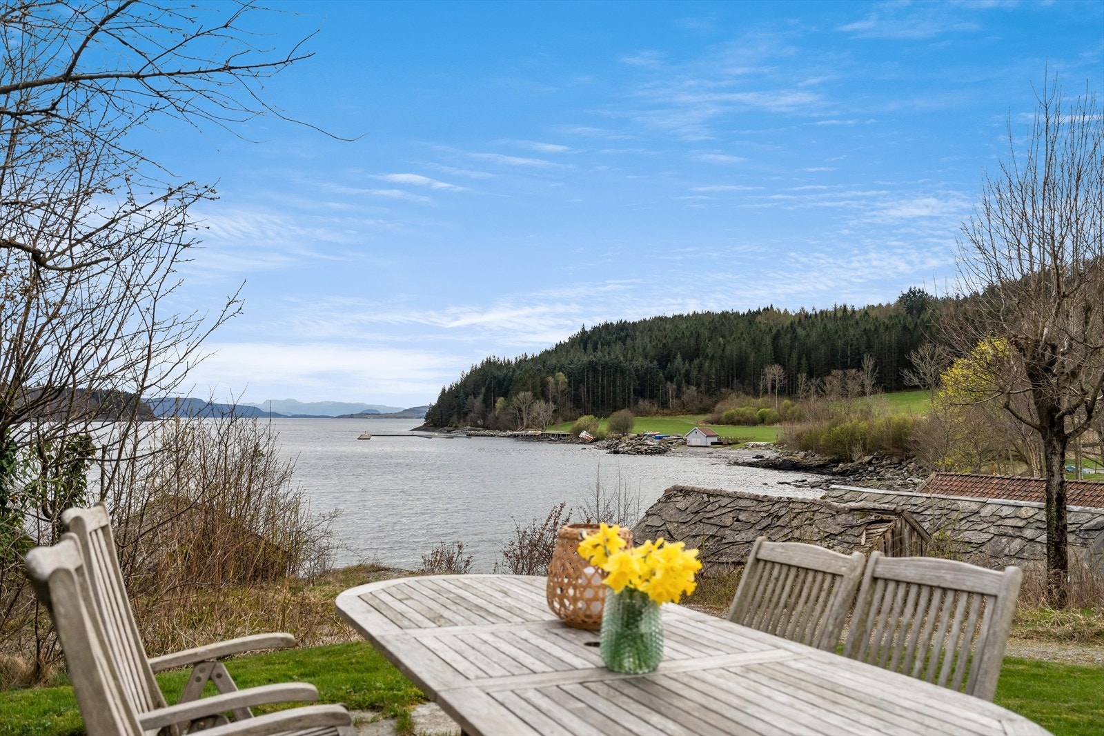 Eiendommen har særdeles gode solforhold, er skjermet for nordavind og har vakker utsikt til de naturskjønne omgivelsene Galleribilde