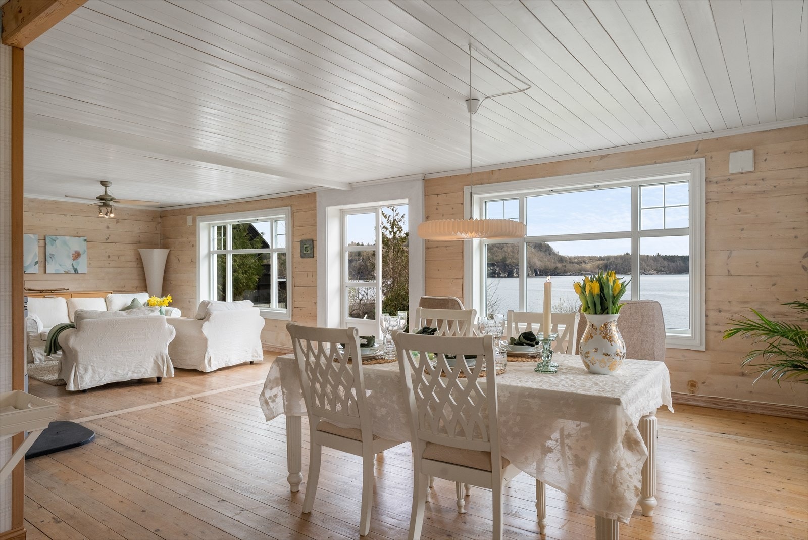 Romslig stue med store vindusflater hvor man kan nyte den fantastiske utsikten mot fjord og fjell Galleribilde