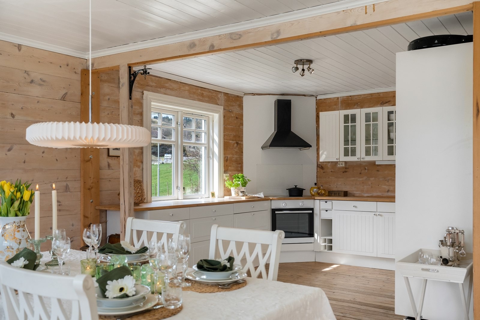 Lyst og pent kjøkken med profilerte fronter Galleribilde